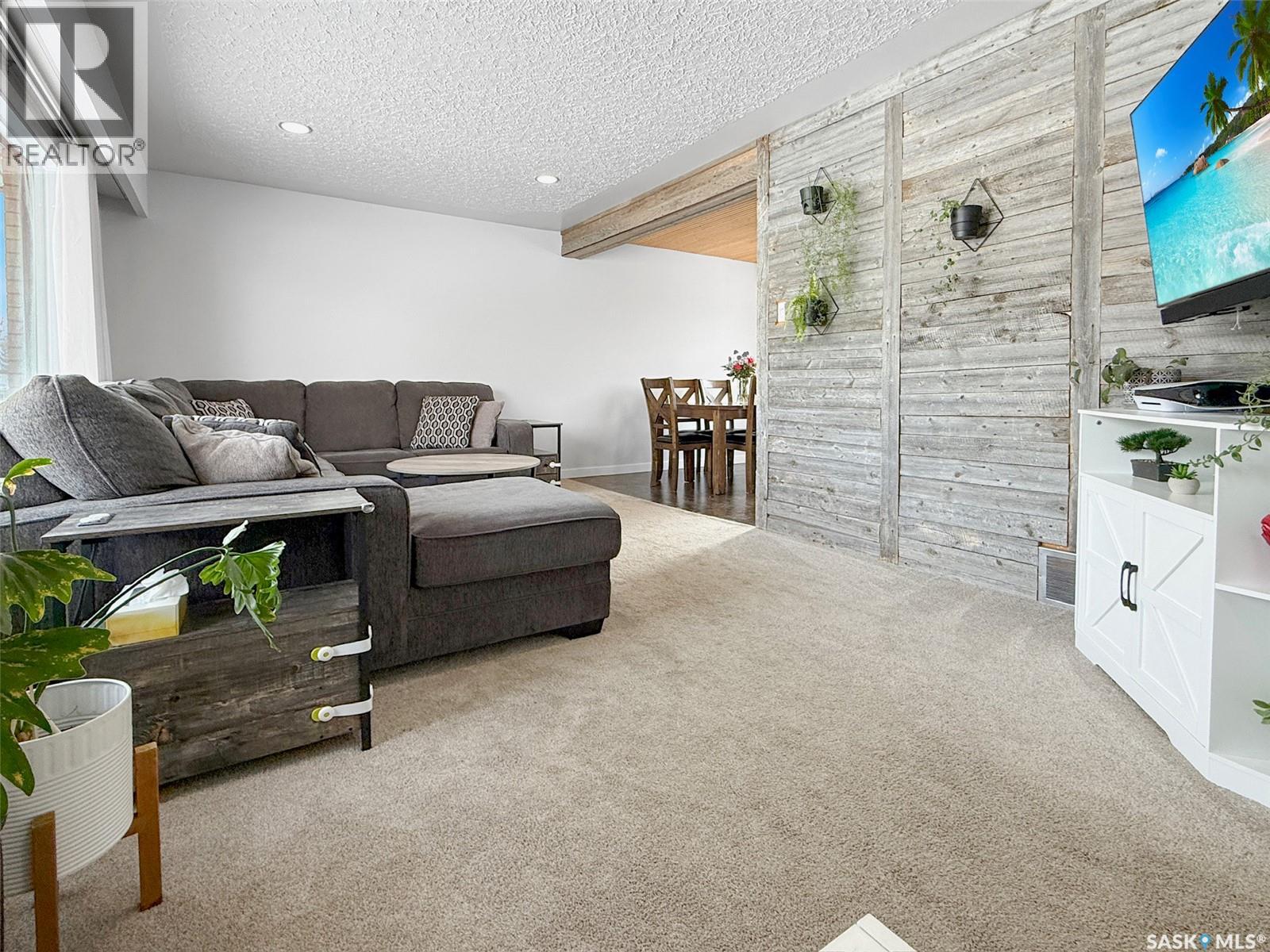 426 15th AVENUE NE - Photo 2 of 29, Swift Current, Saskatchewan