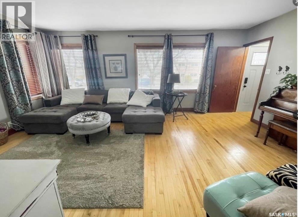 424 6th AVENUE NW - Photo 2 of 18, Swift Current, Saskatchewan