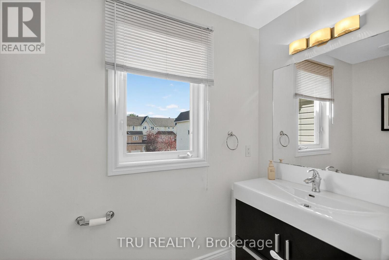 2642 PALINGS PRIVATE, Ottawa, Ontario
