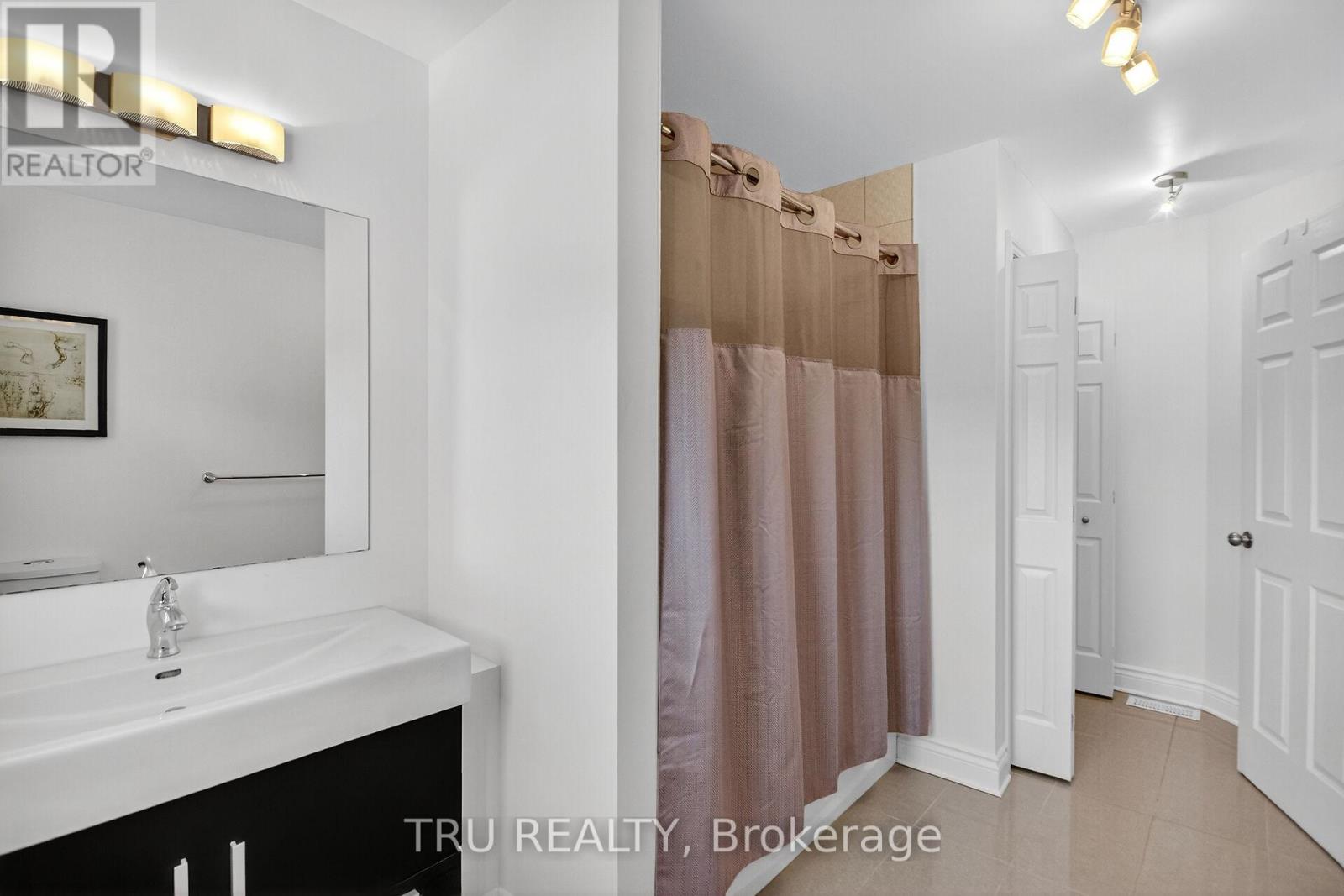 2642 PALINGS PRIVATE, Ottawa, Ontario