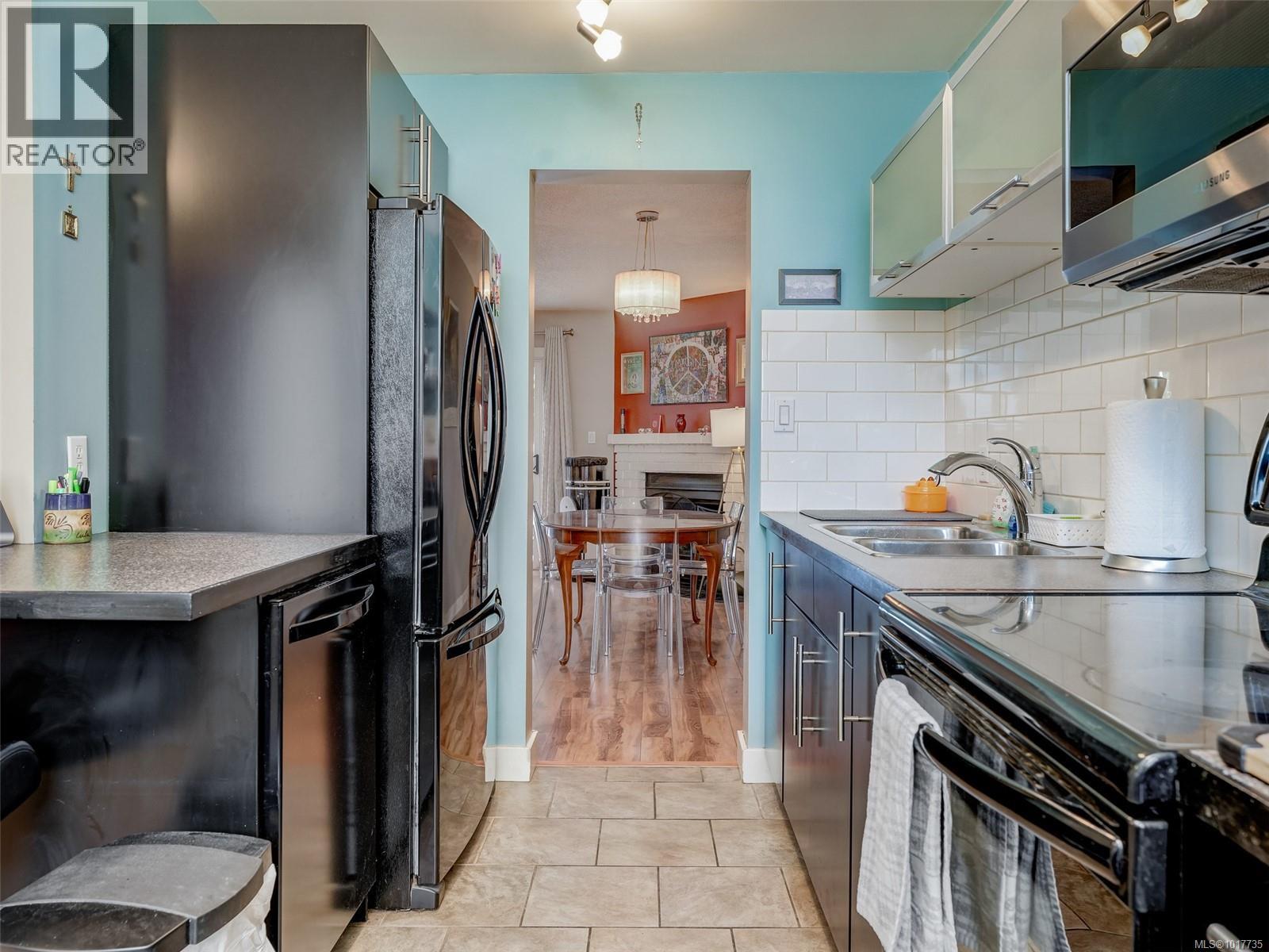 4 379 Wale Rd, Colwood