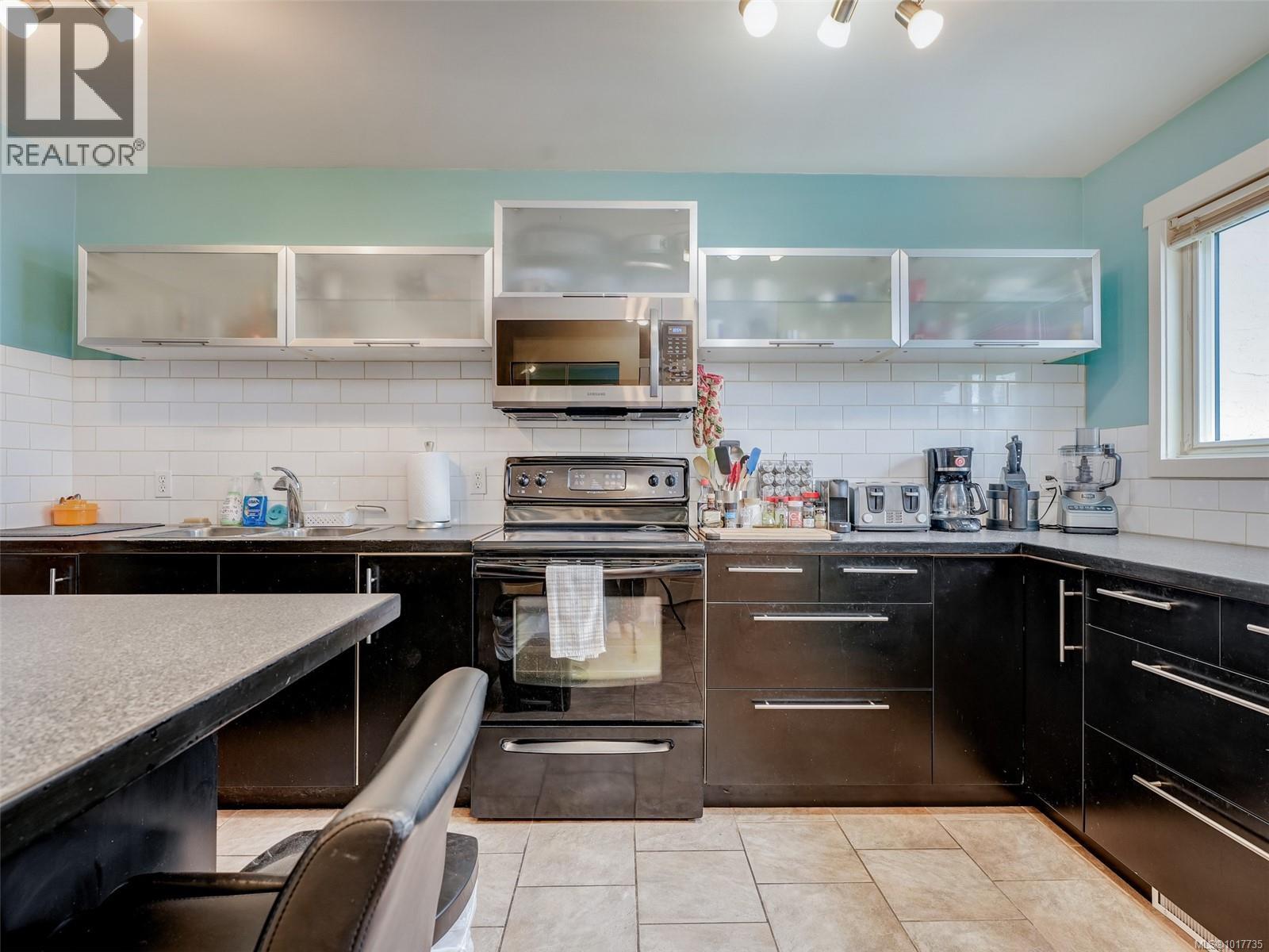 4 379 Wale Rd, Colwood