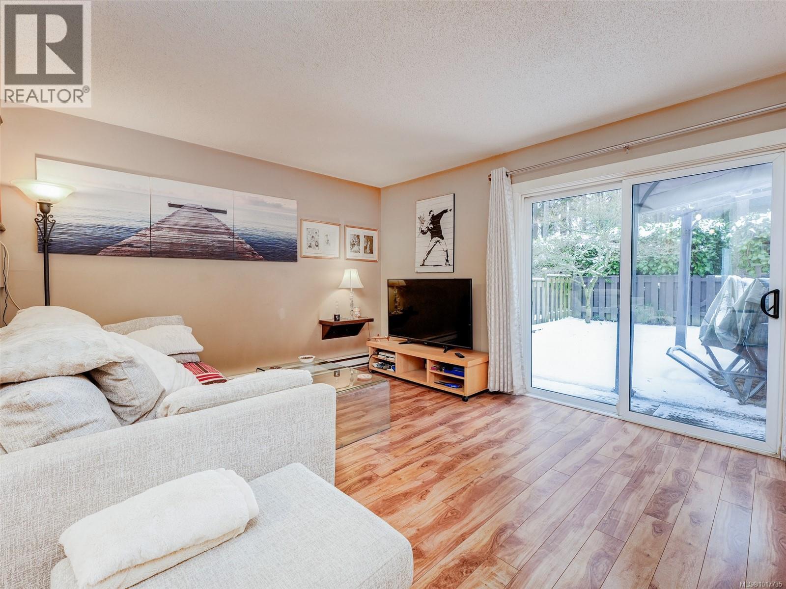 4 379 Wale Rd, Colwood