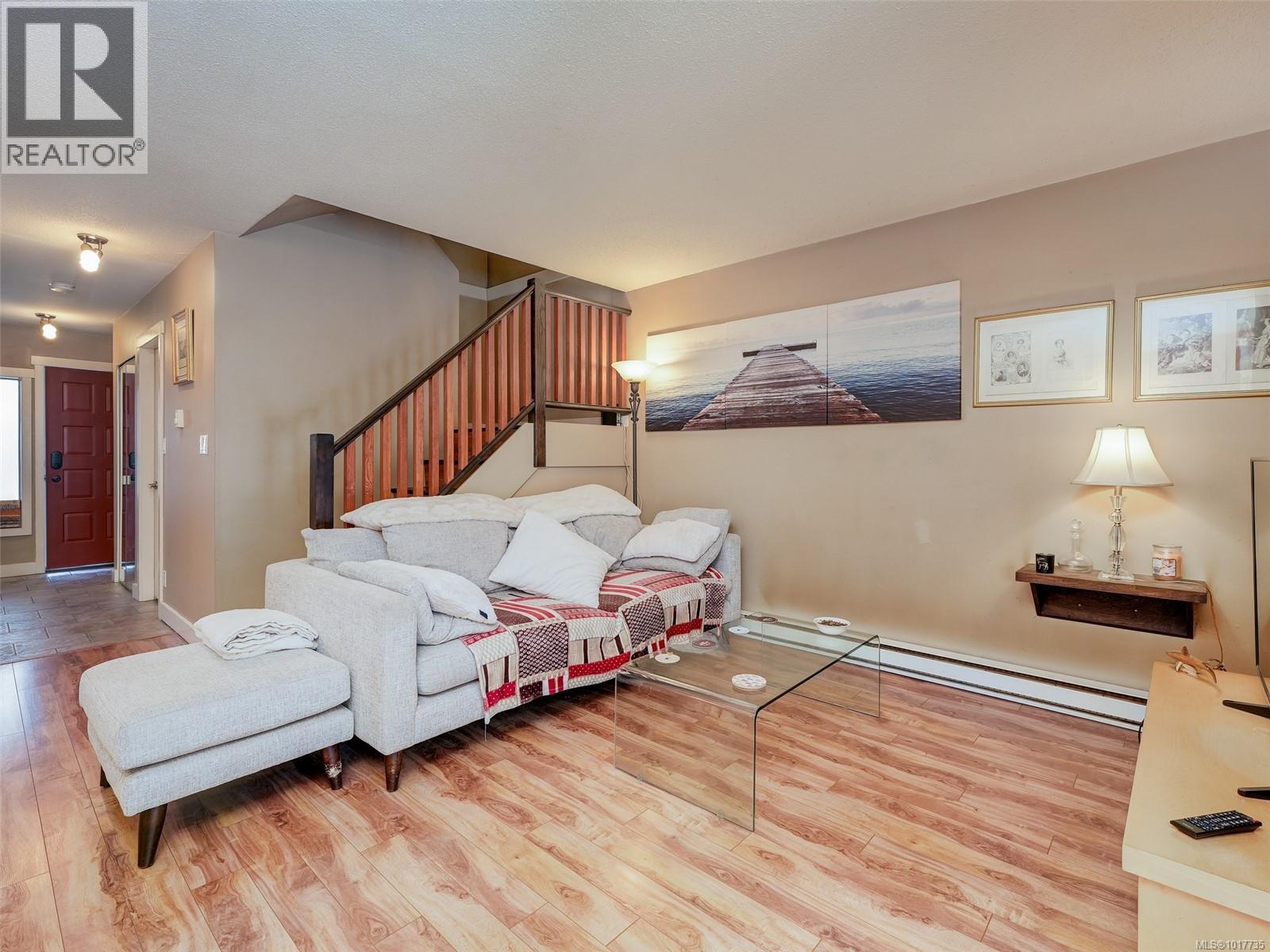 4 379 Wale Rd, Colwood