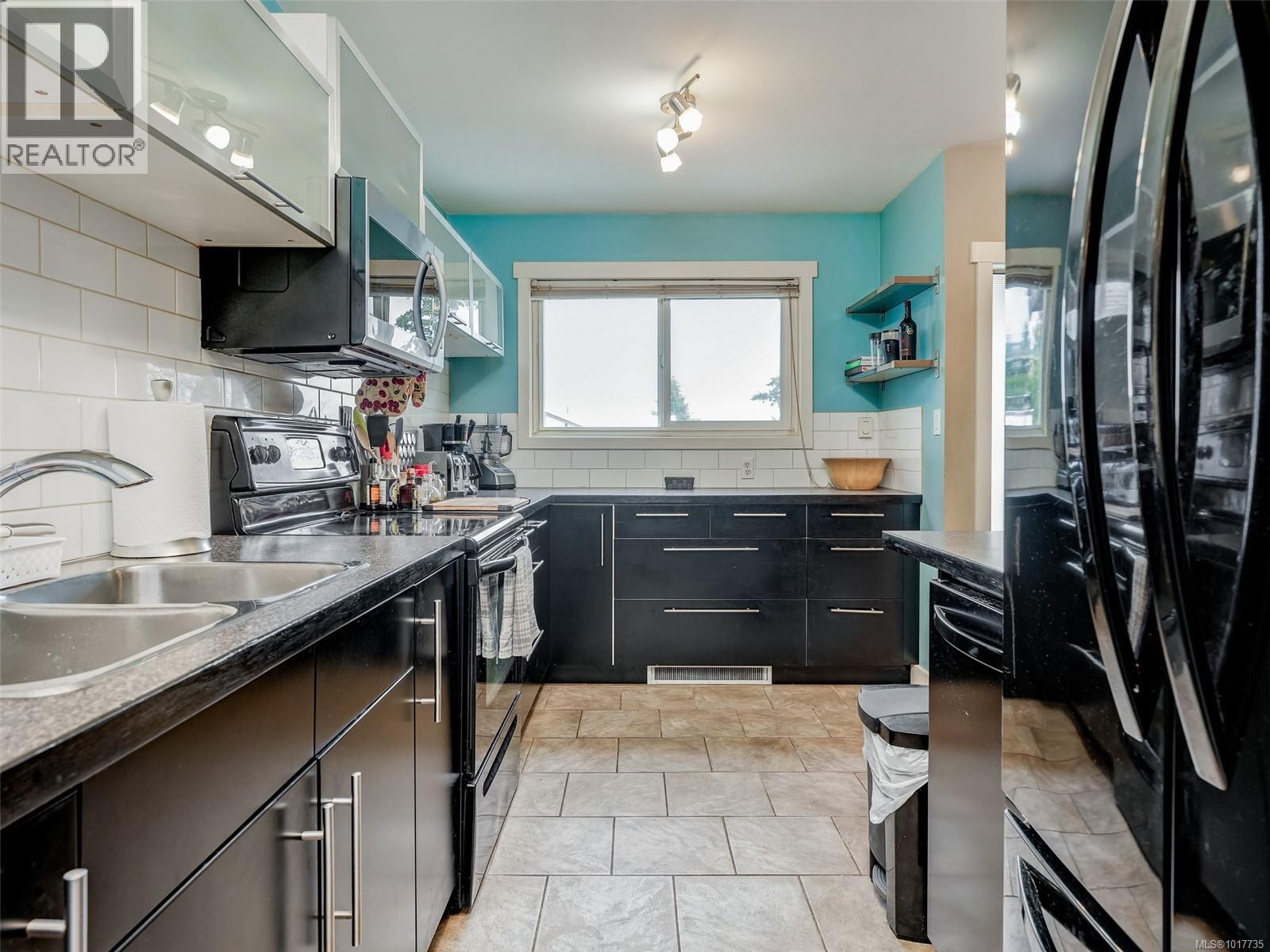 4 379 Wale Rd, Colwood