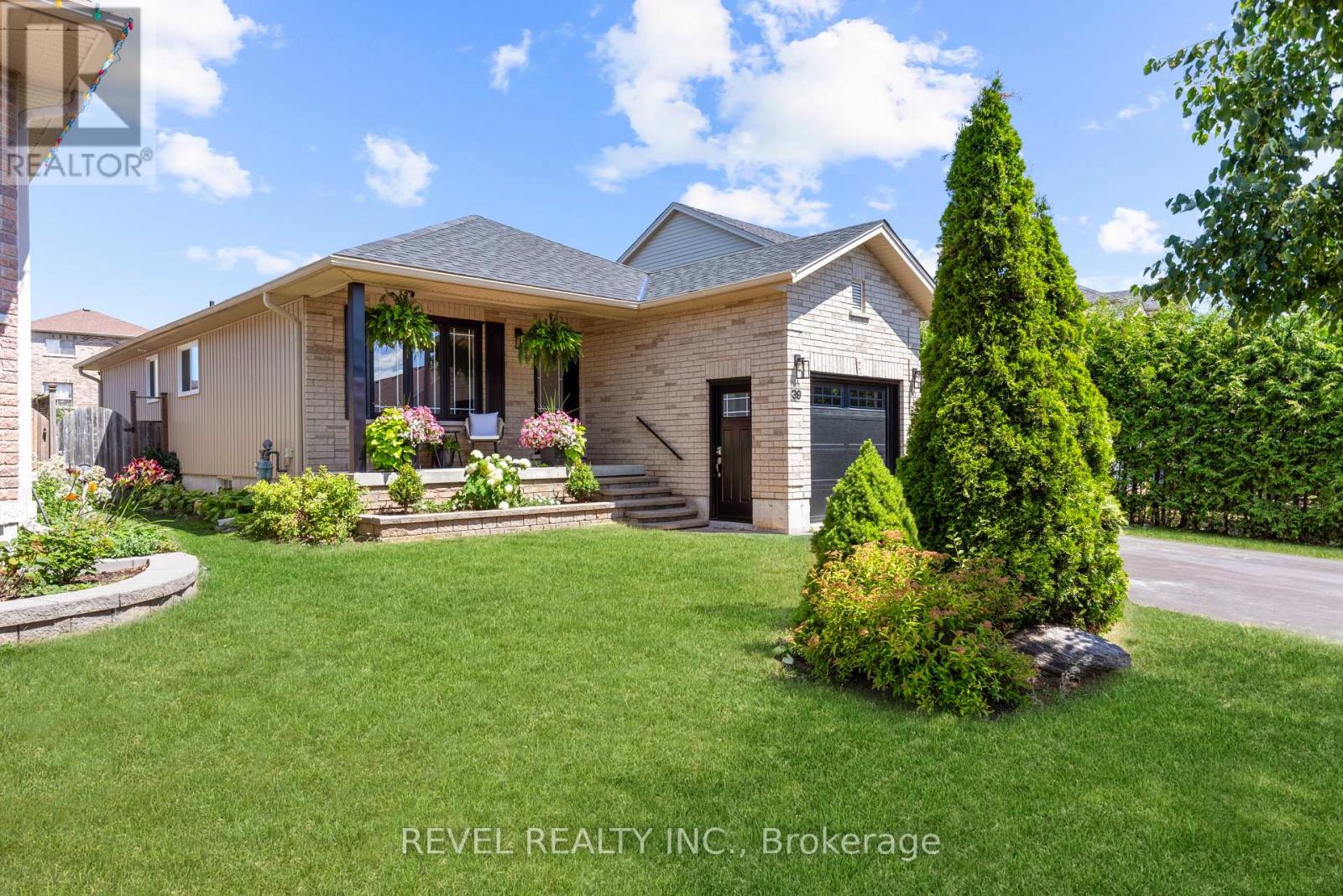 39 SPRINGDALE DRIVE - Photo 2 of 42, Kawartha Lakes (Lindsay), Ontario