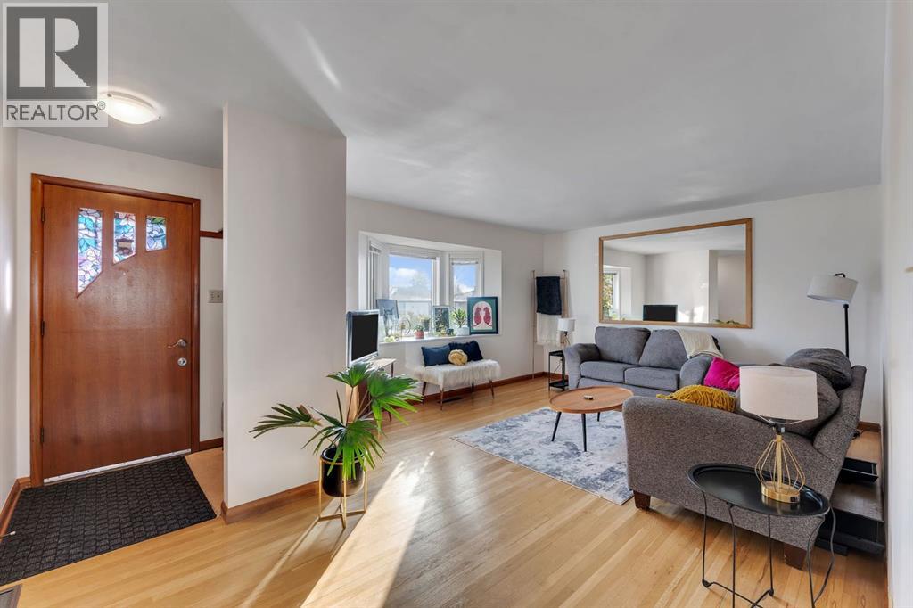 49 Kentish Drive SW - Photo 5 of 34, Calgary, Alberta