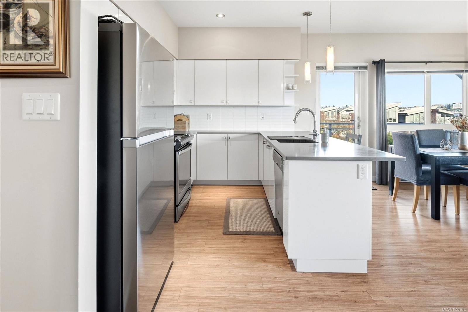 210 785 Tyee Road, Victoria