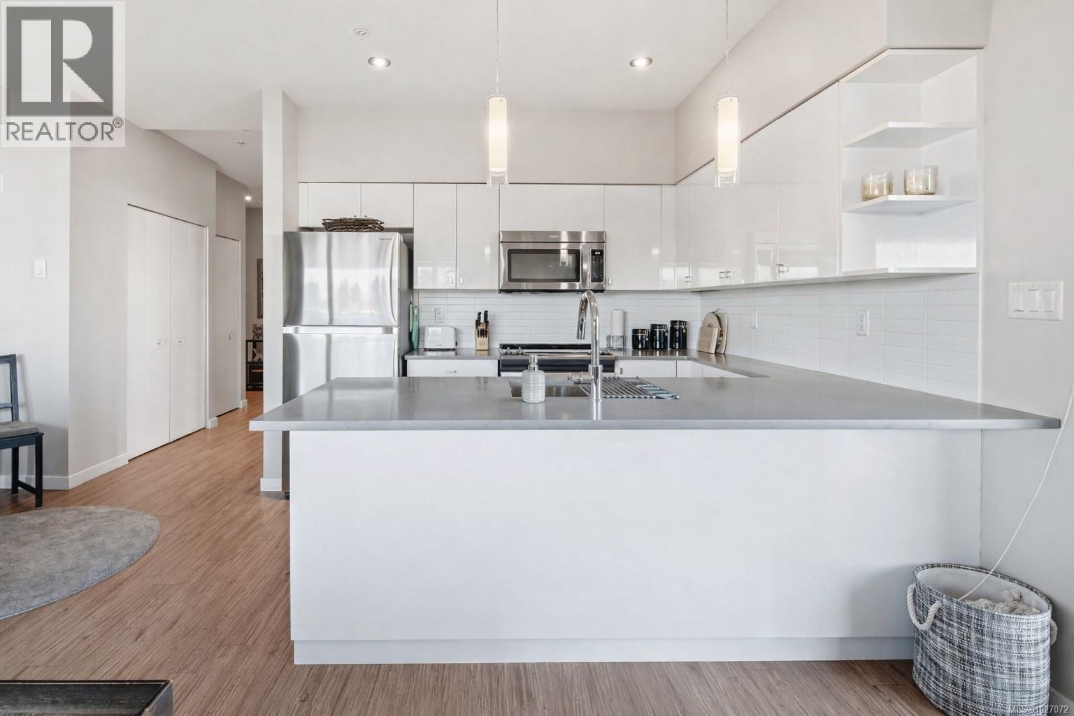 210 785 Tyee Road, Victoria