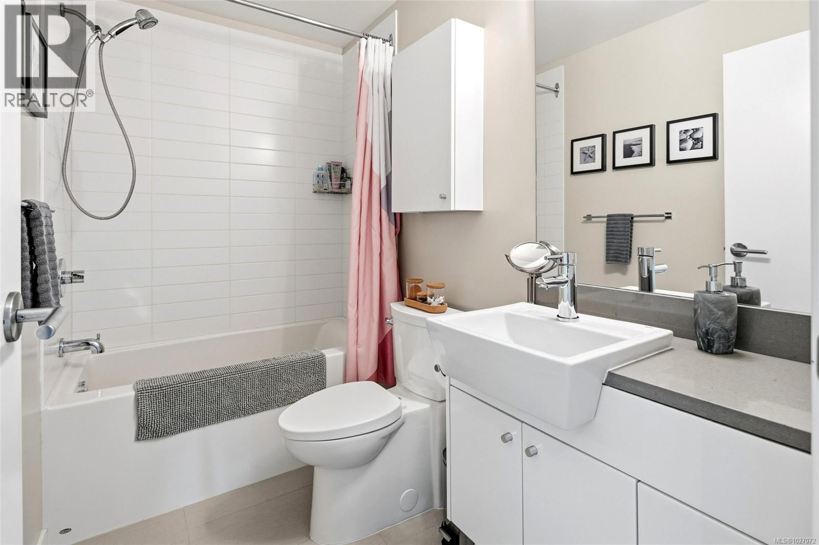 210 785 Tyee Road, Victoria