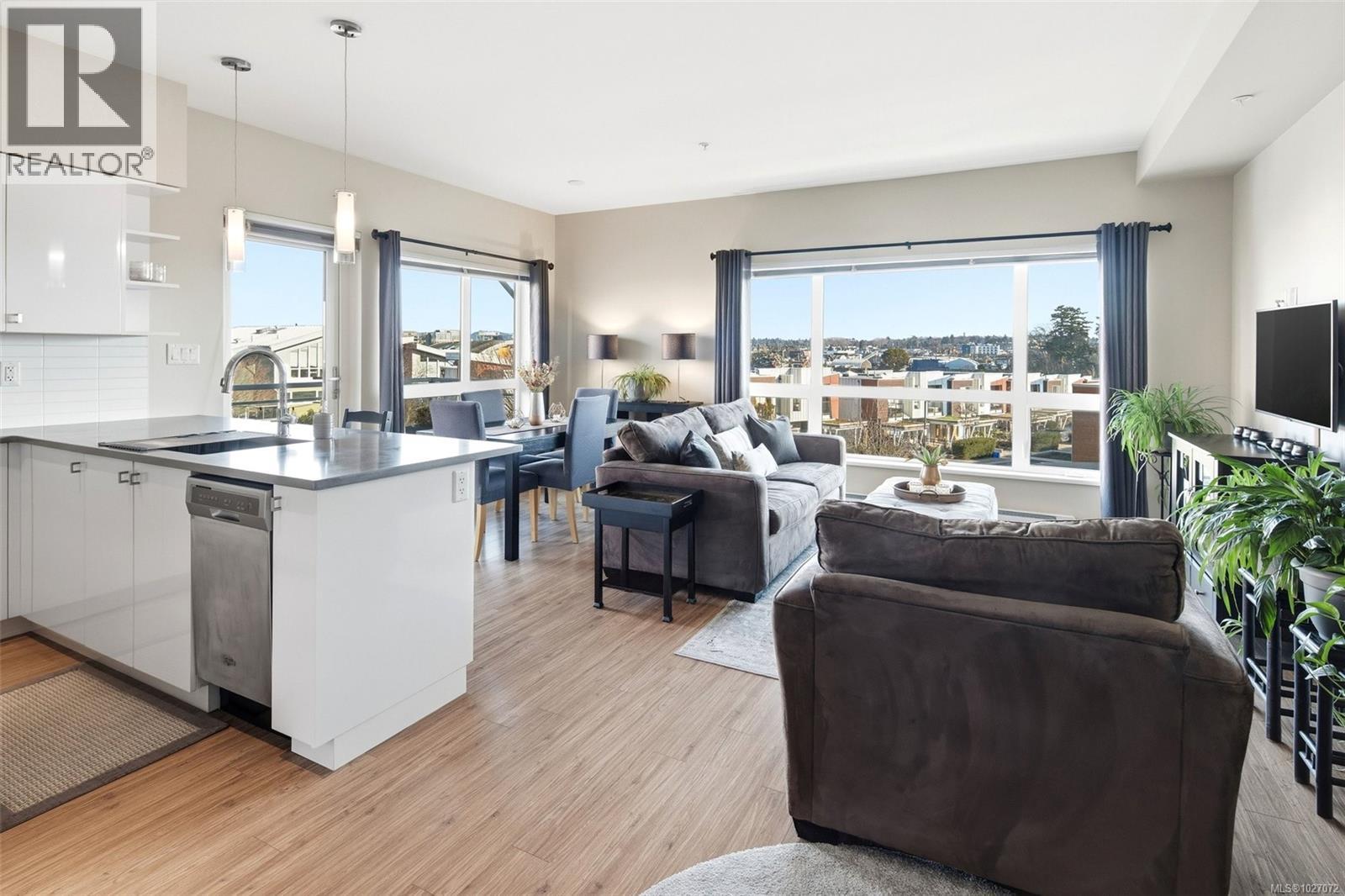 210 785 Tyee Road, Victoria