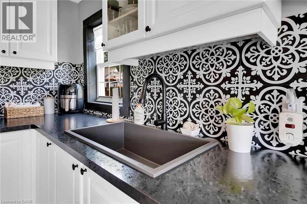 1023 LAKESHORE Road - 10