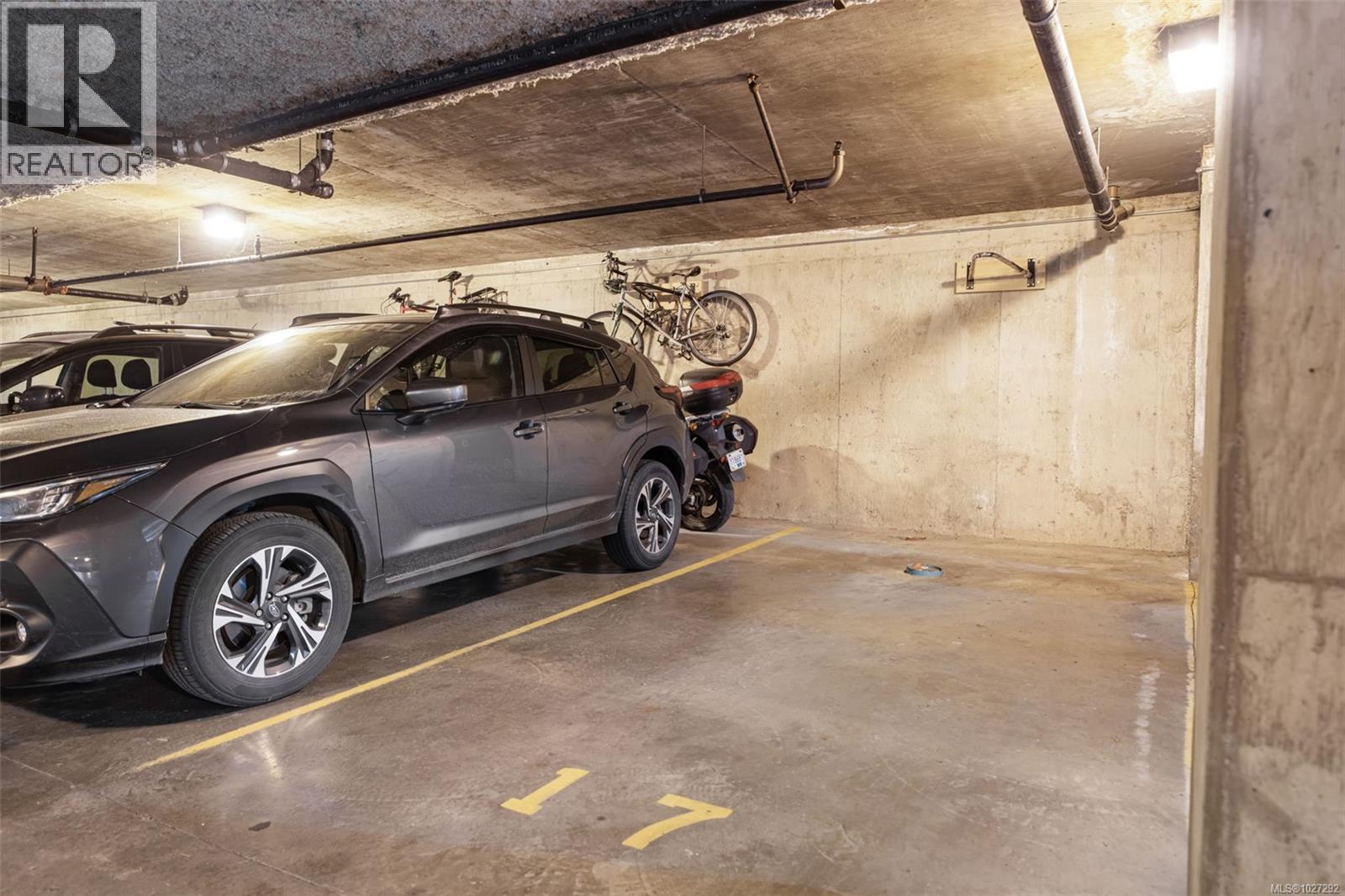 205 1371 Hillside Avenue, Victoria