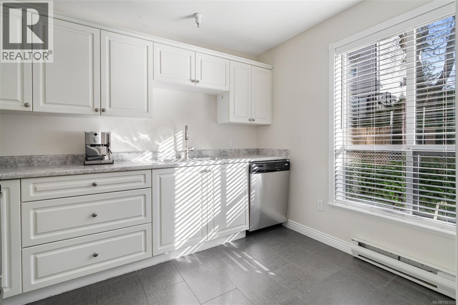 205 1371 Hillside Avenue, Victoria