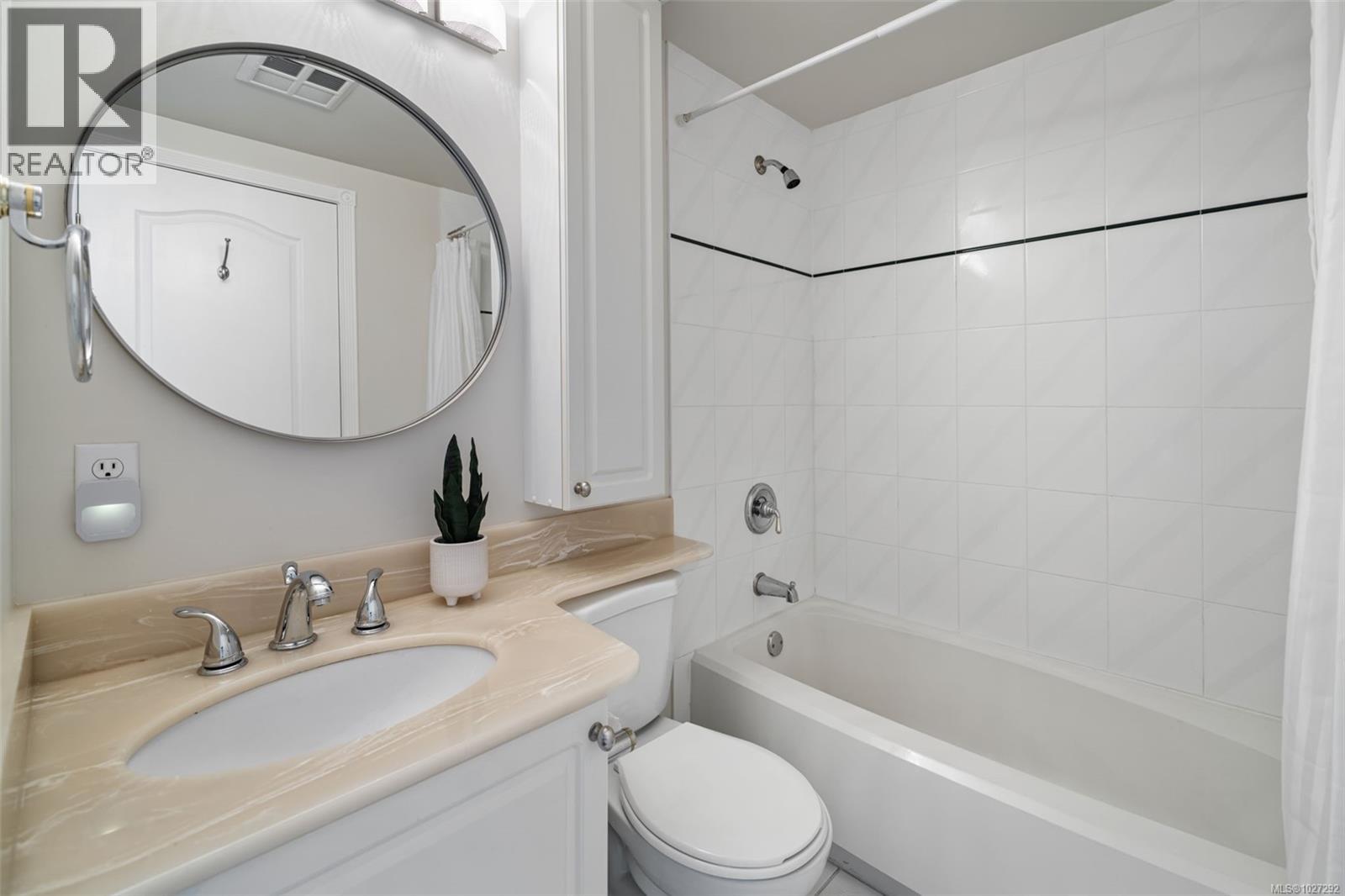 205 1371 Hillside Avenue, Victoria