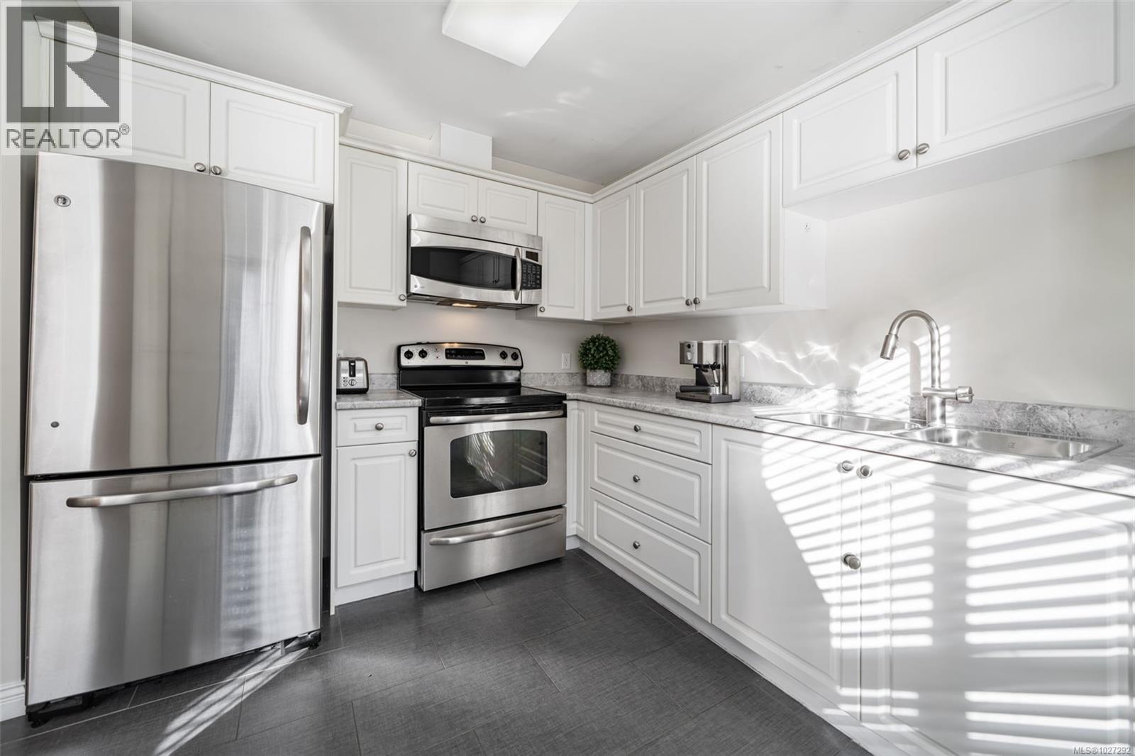 205 1371 Hillside Avenue, Victoria