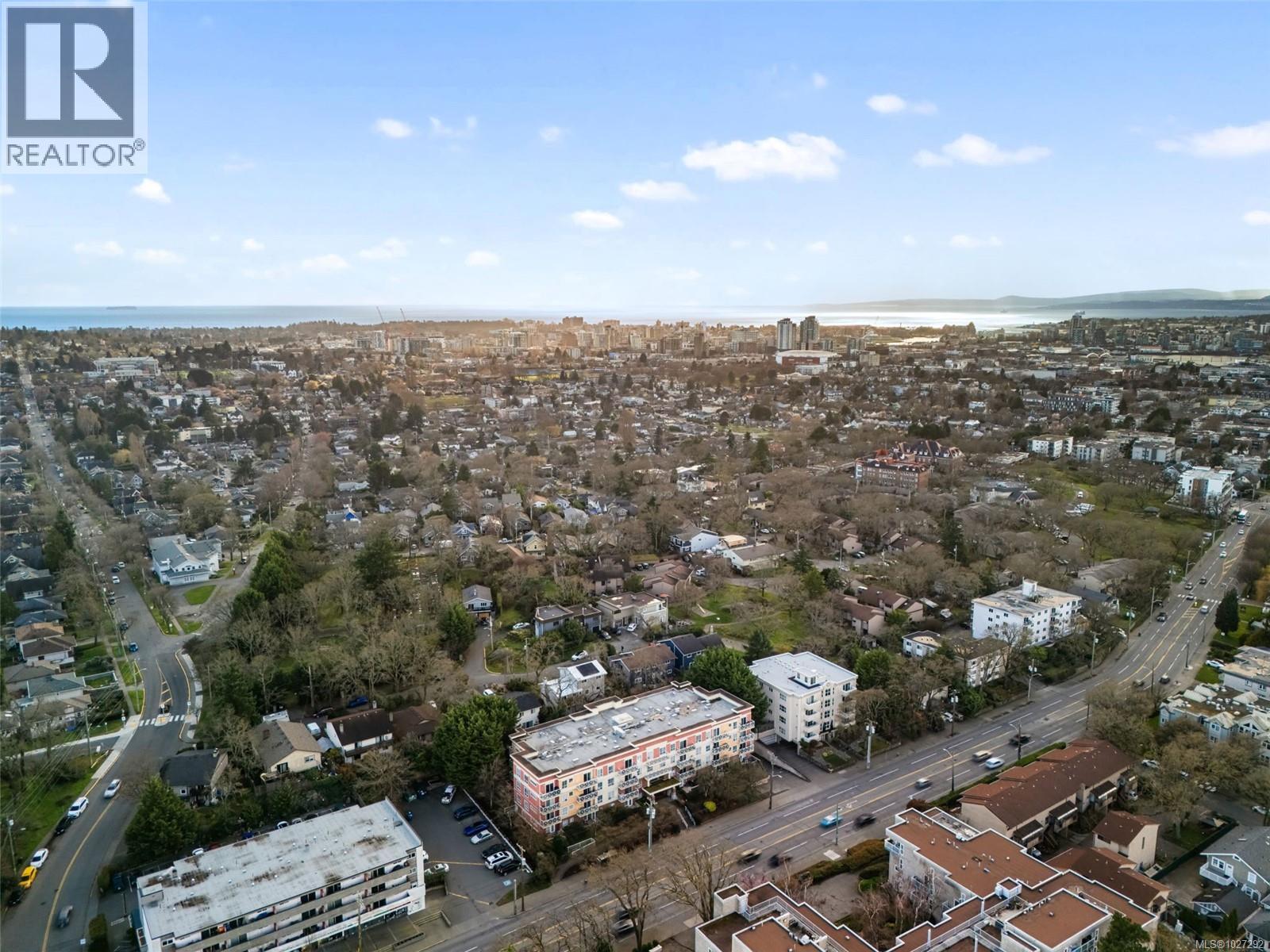 205 1371 Hillside Avenue, Victoria