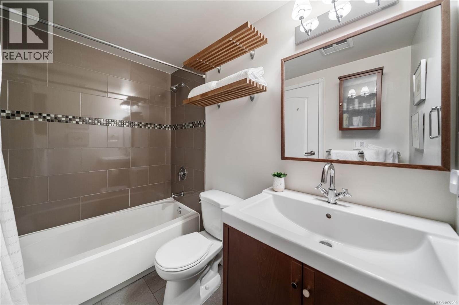 205 1371 Hillside Avenue, Victoria