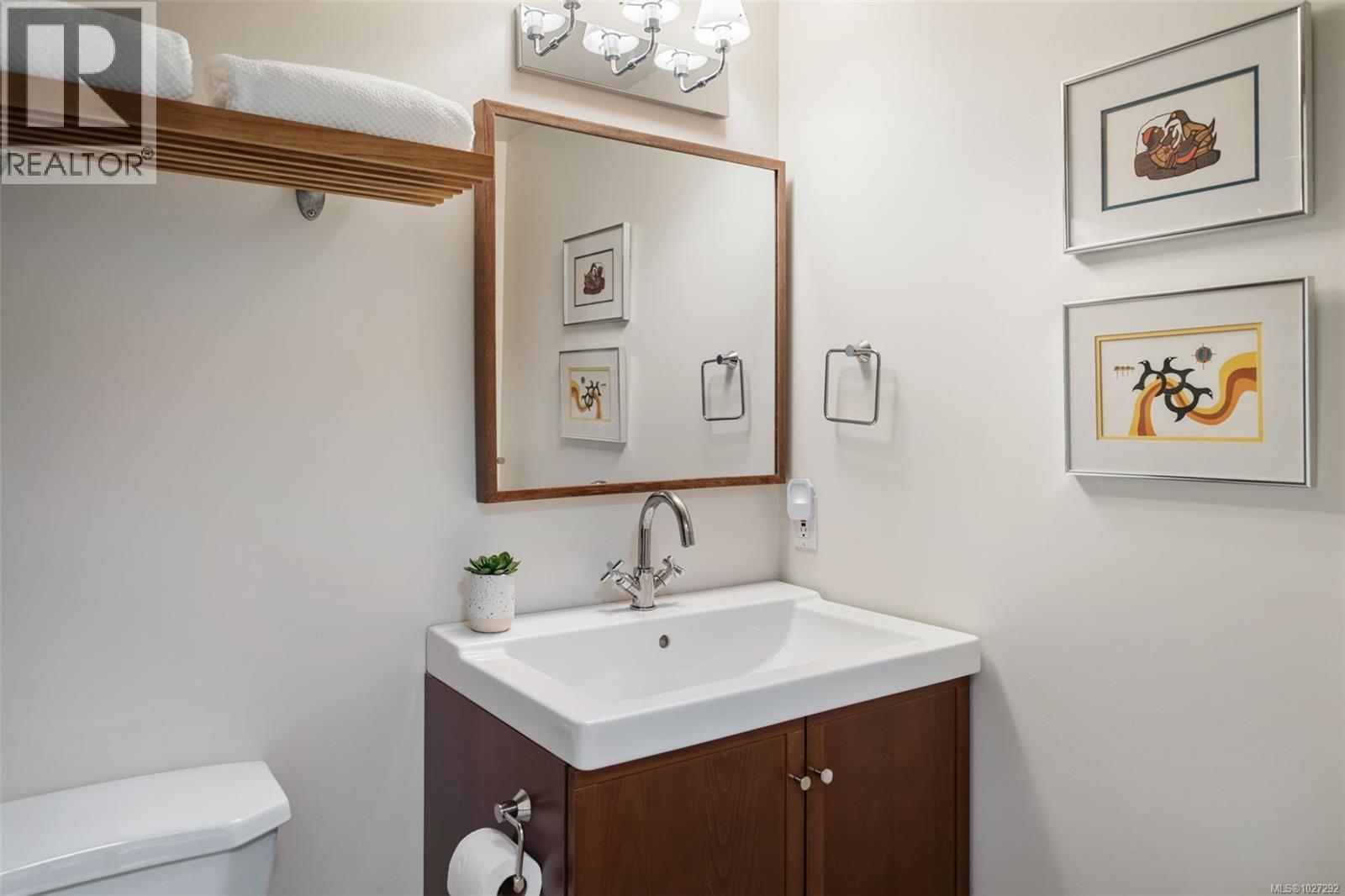 205 1371 Hillside Avenue, Victoria