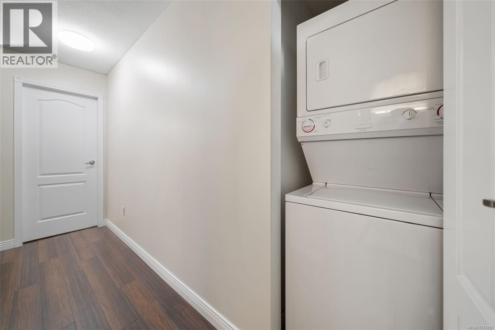 205 1371 Hillside Avenue, Victoria