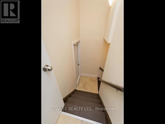 2011 DUNDAS STREET W - 24