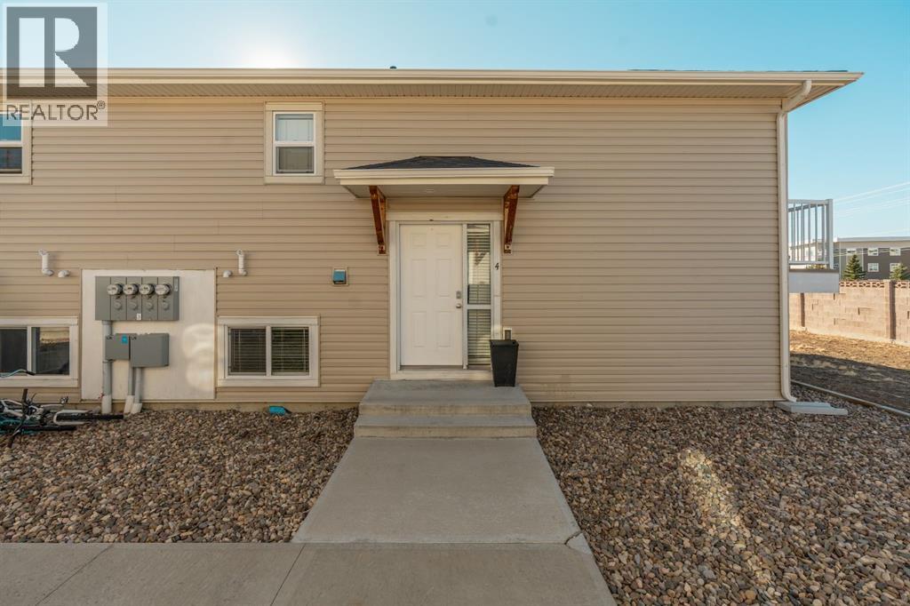 4, 40 Cougar Cove N - Photo 2 of 30, Lethbridge, Alberta