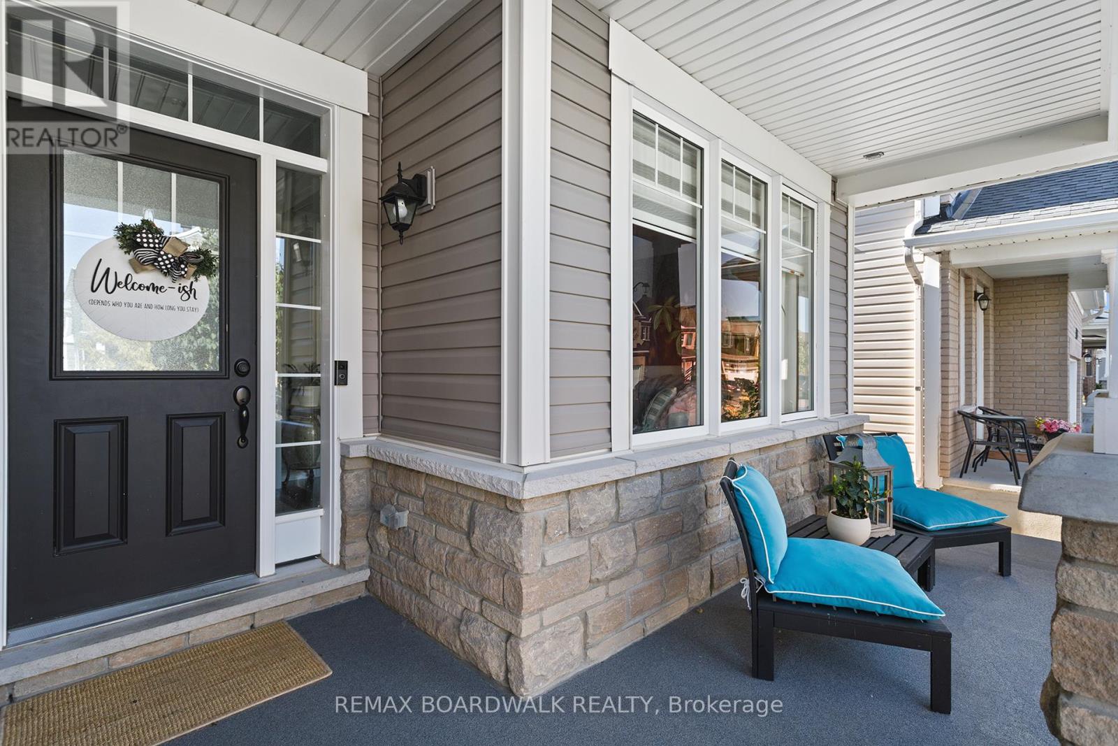 Large, welcoming front porch!