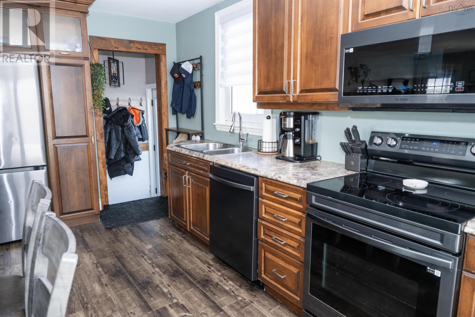 Property 23 of 38 of 63 LEESIDE DRIVE