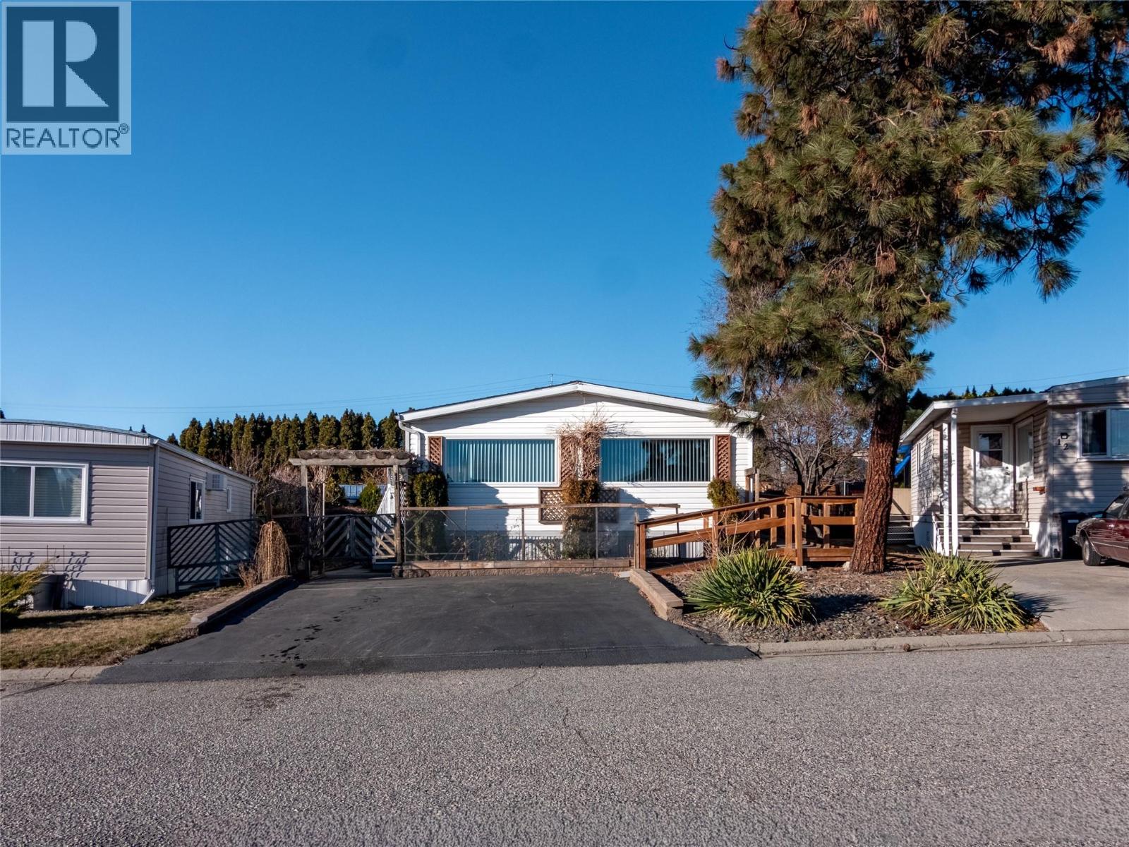 #11 98 OKANAGAN Avenue E - 1