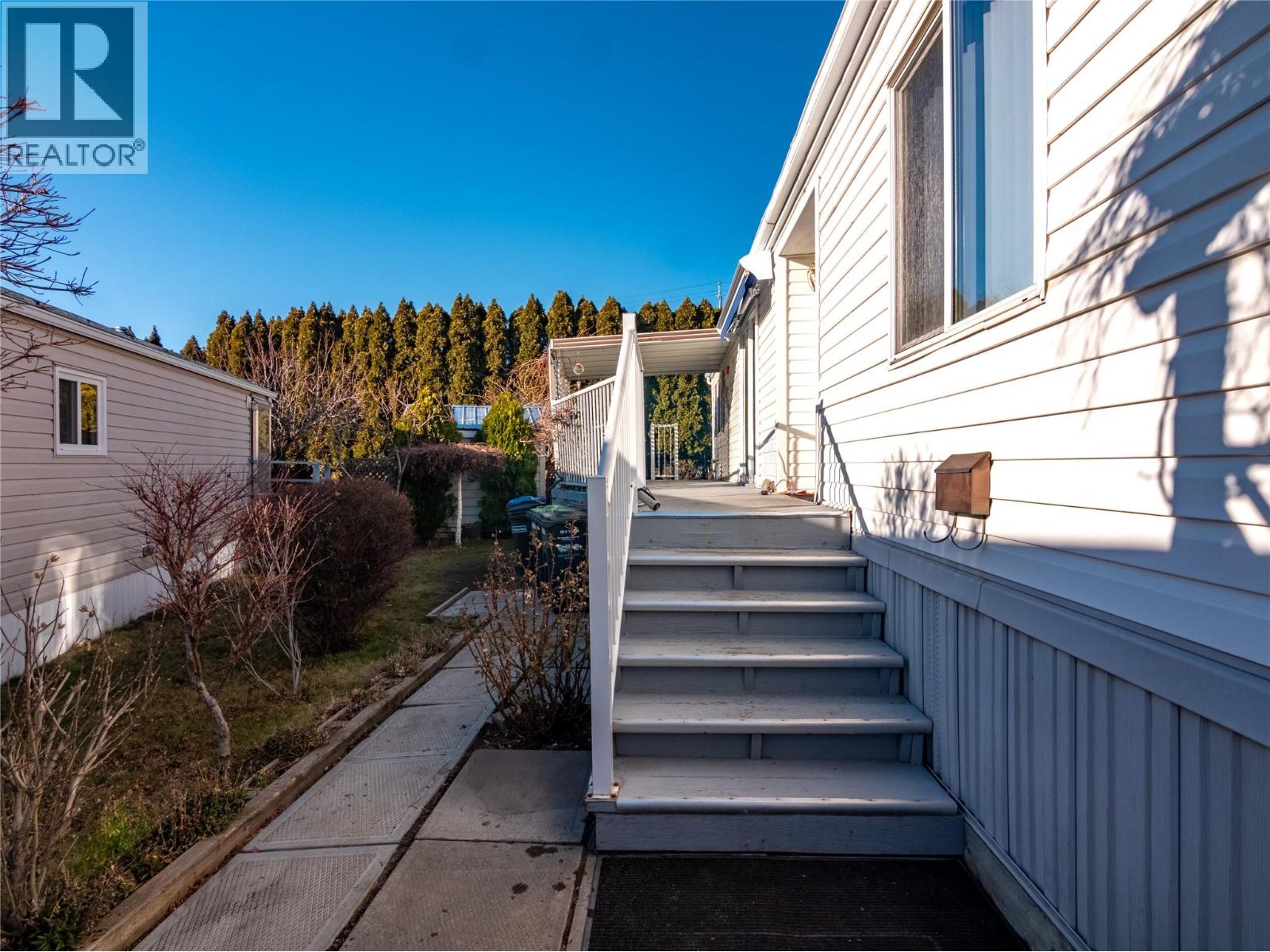#11 98 OKANAGAN Avenue E - 26