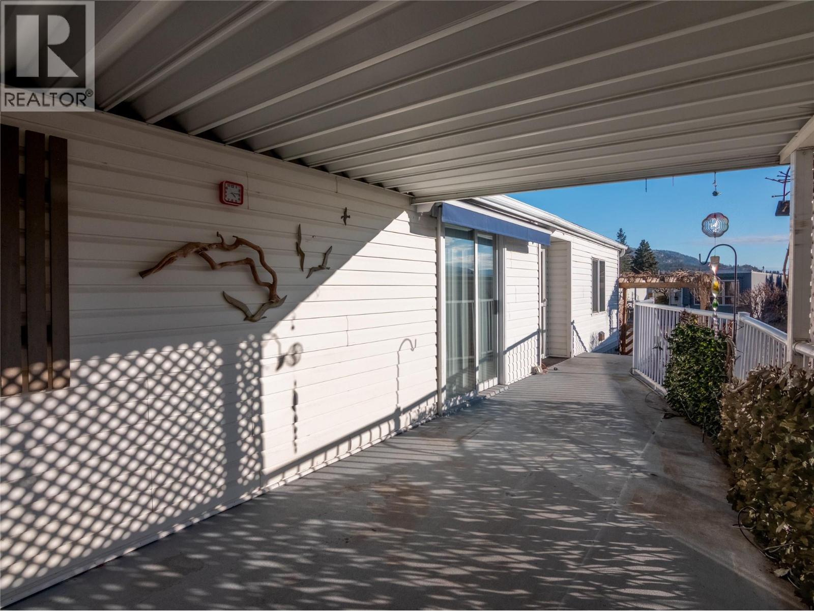 #11 98 OKANAGAN Avenue E - 28