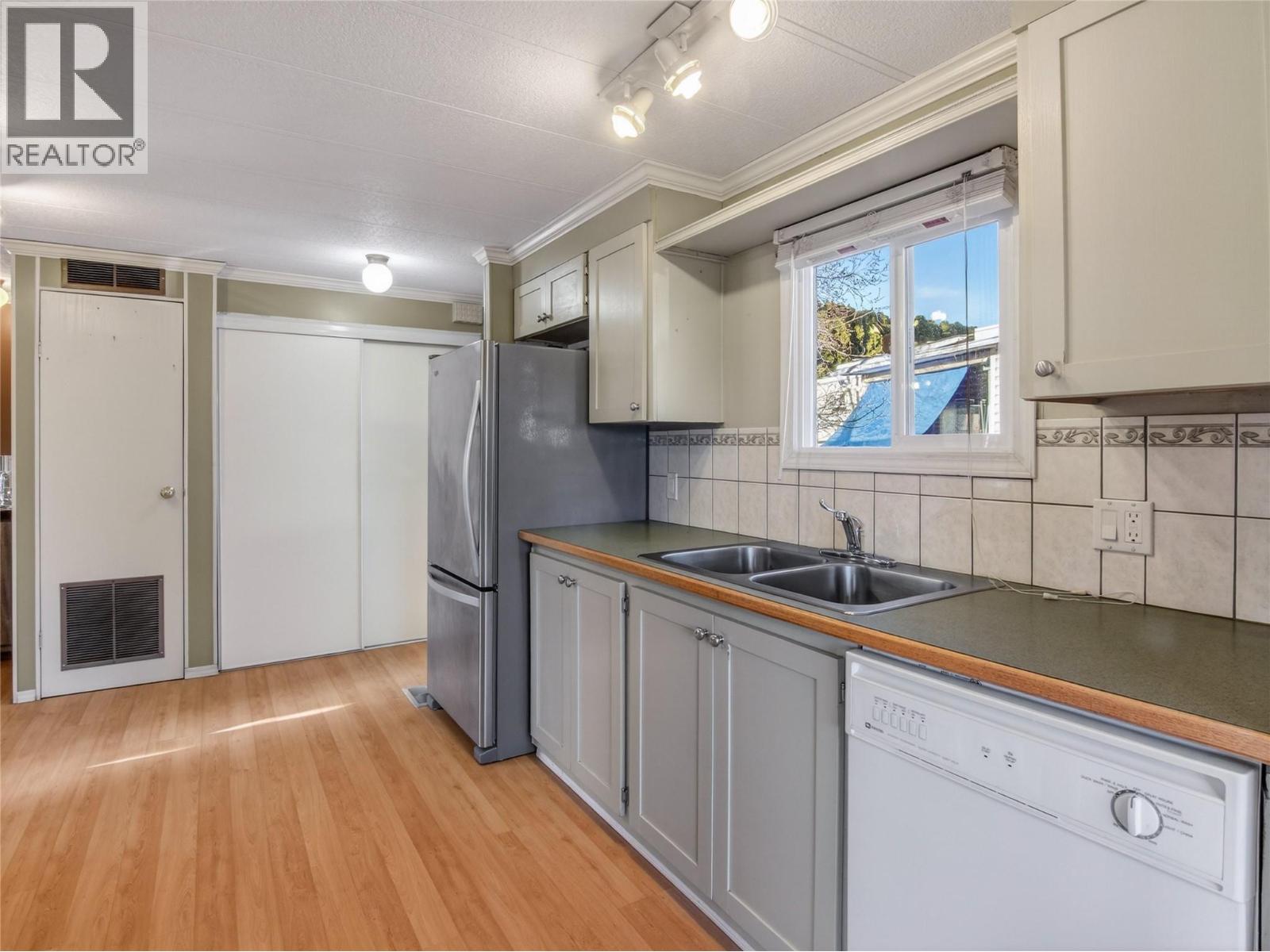 98 OKANAGAN Avenue E, Penticton