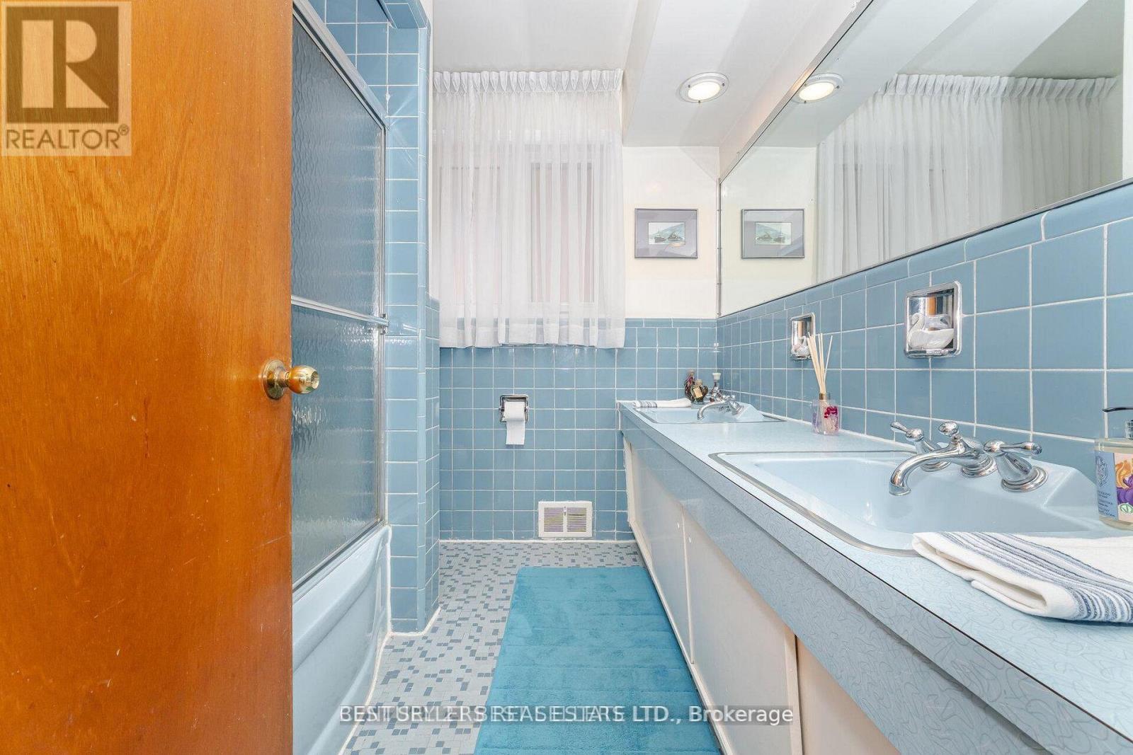 47 WENDERLY DRIVE - 17