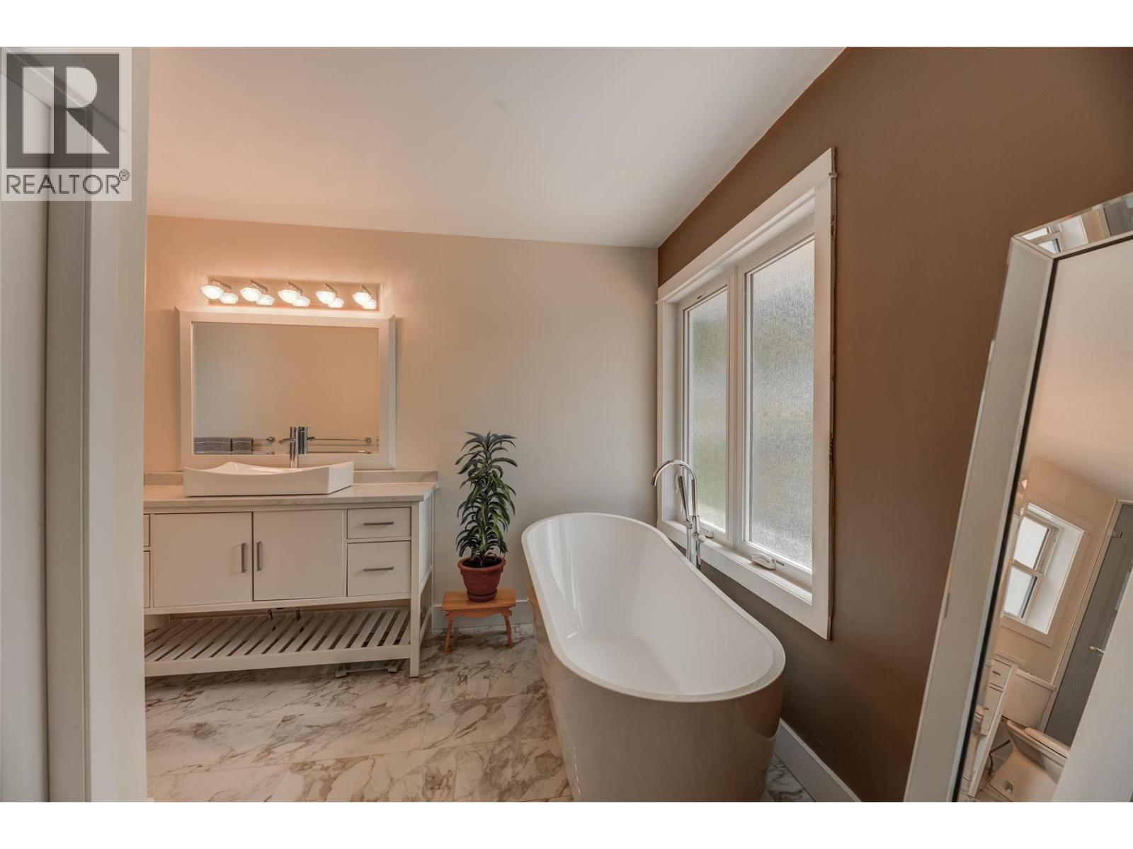 1870 Bayview Court, West Kelowna