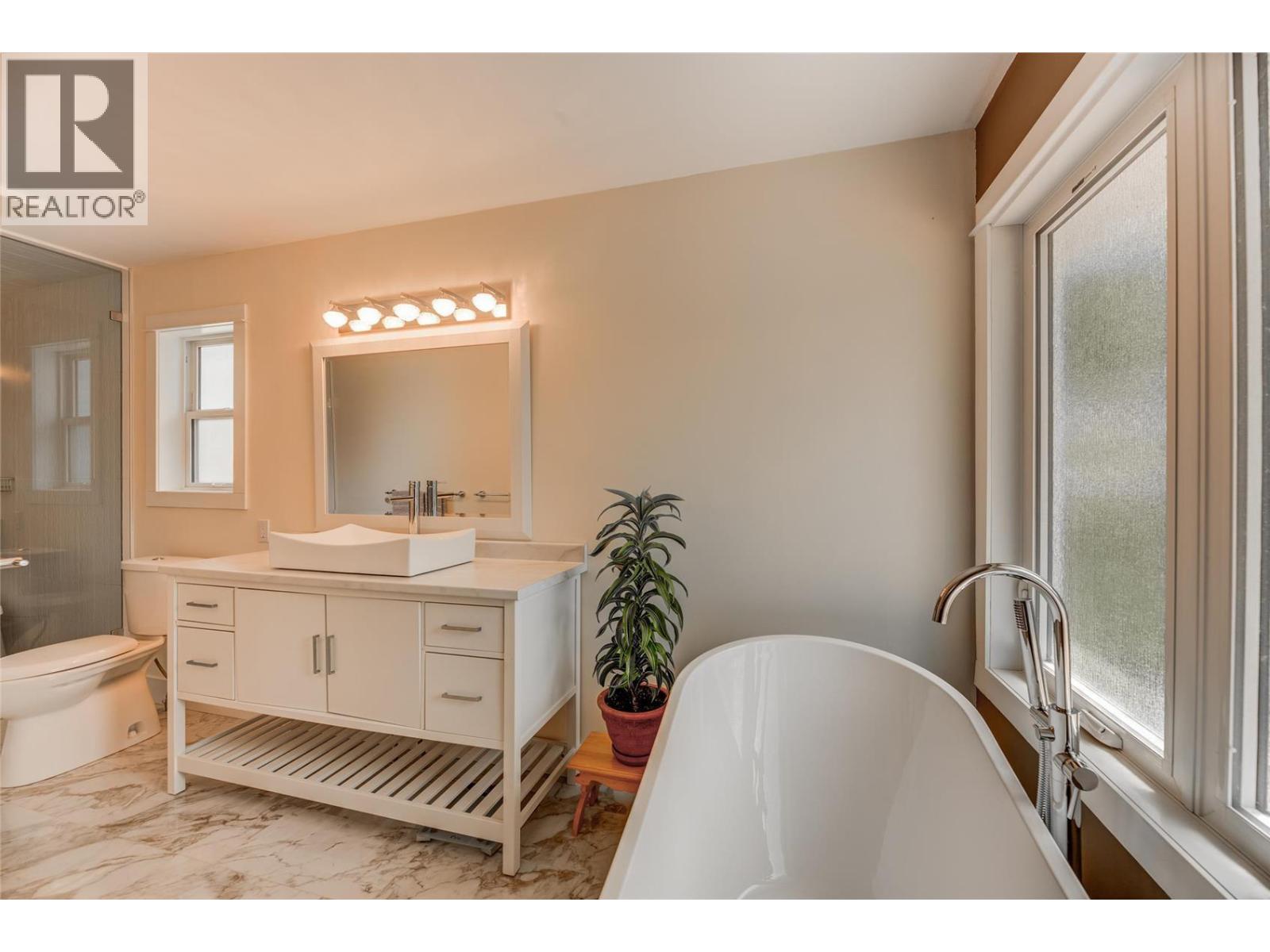 1870 Bayview Court, West Kelowna