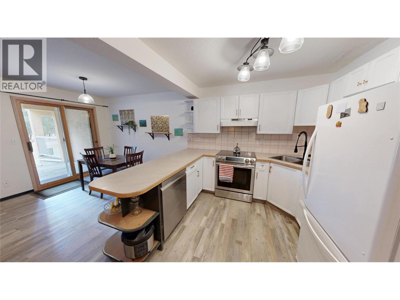 2 4850 MCKAY Street, Radium Hot Springs