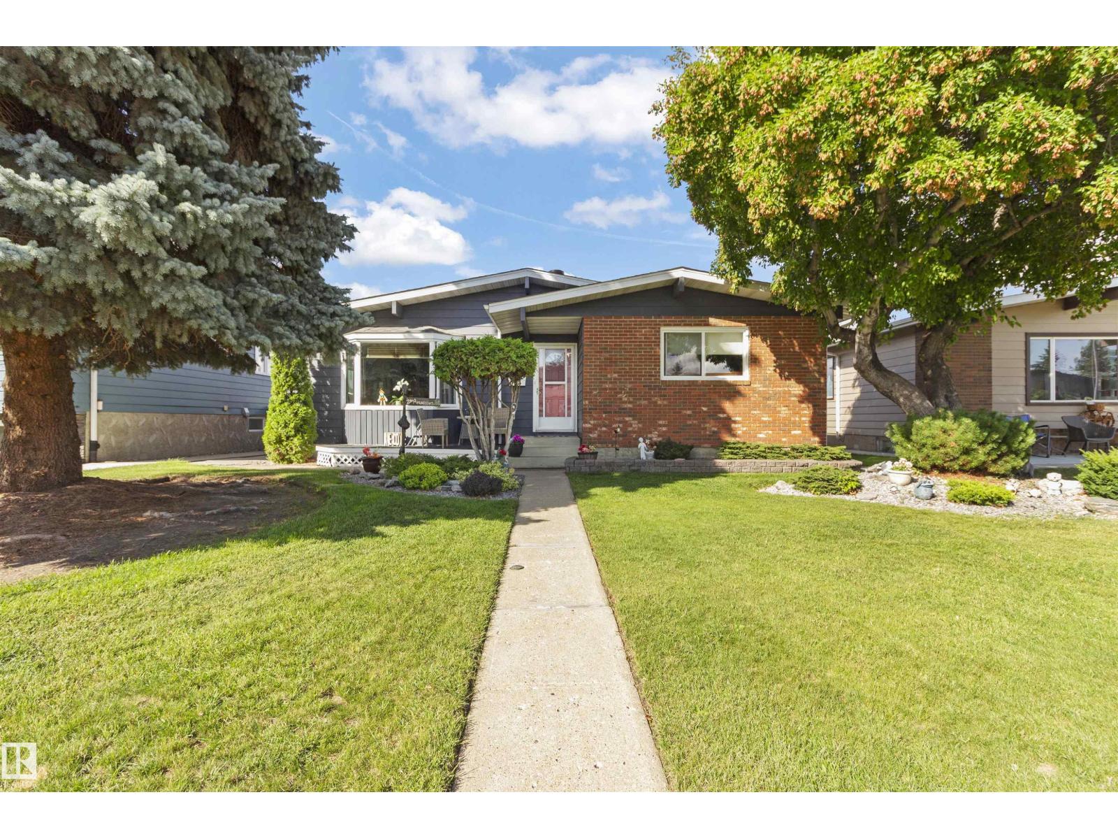 6928 13 AV NW - Photo 3 of 55, Edmonton, Alberta