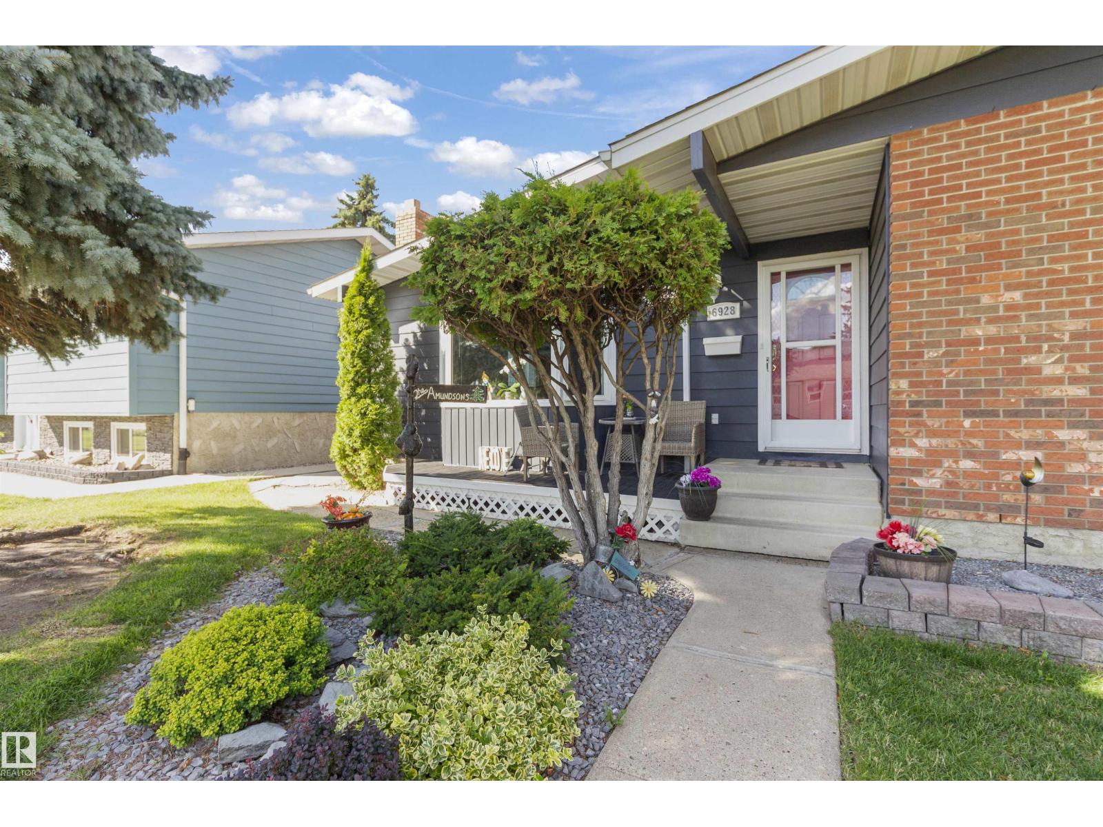 6928 13 AV NW - Photo 4 of 55, Edmonton, Alberta