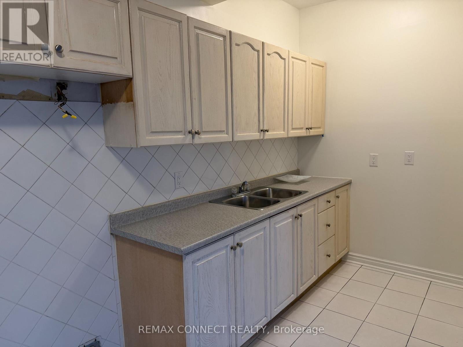 UNIT 4 - 267 CATHARINE STREET N - Photo 4 of 9, Hamilton (Beasley), Ontario