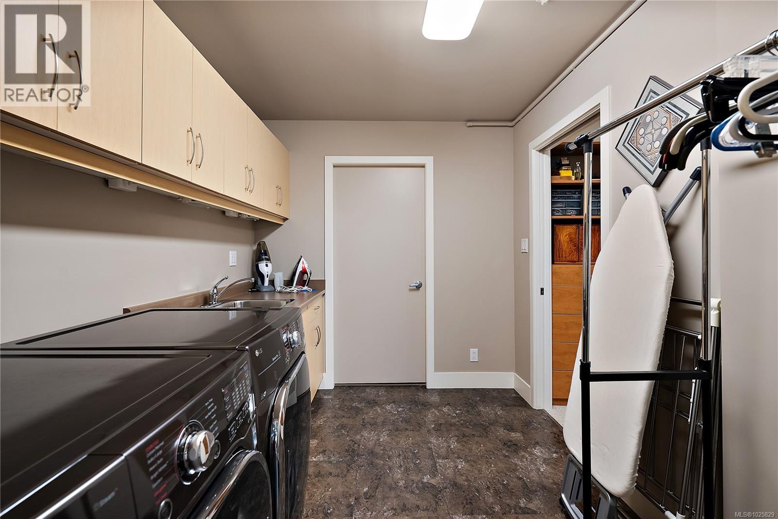 603 5332 Sayward Hill Crescent, Saanich