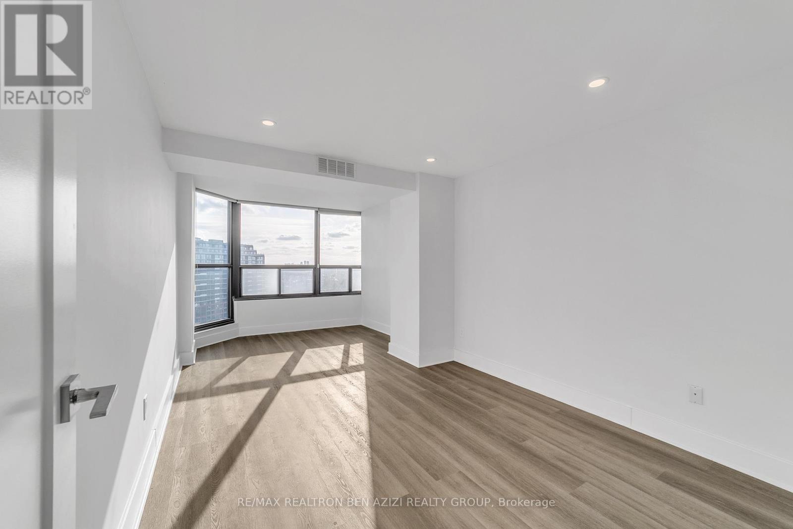 #1904 33 ELMHURST AVENUE - 29
