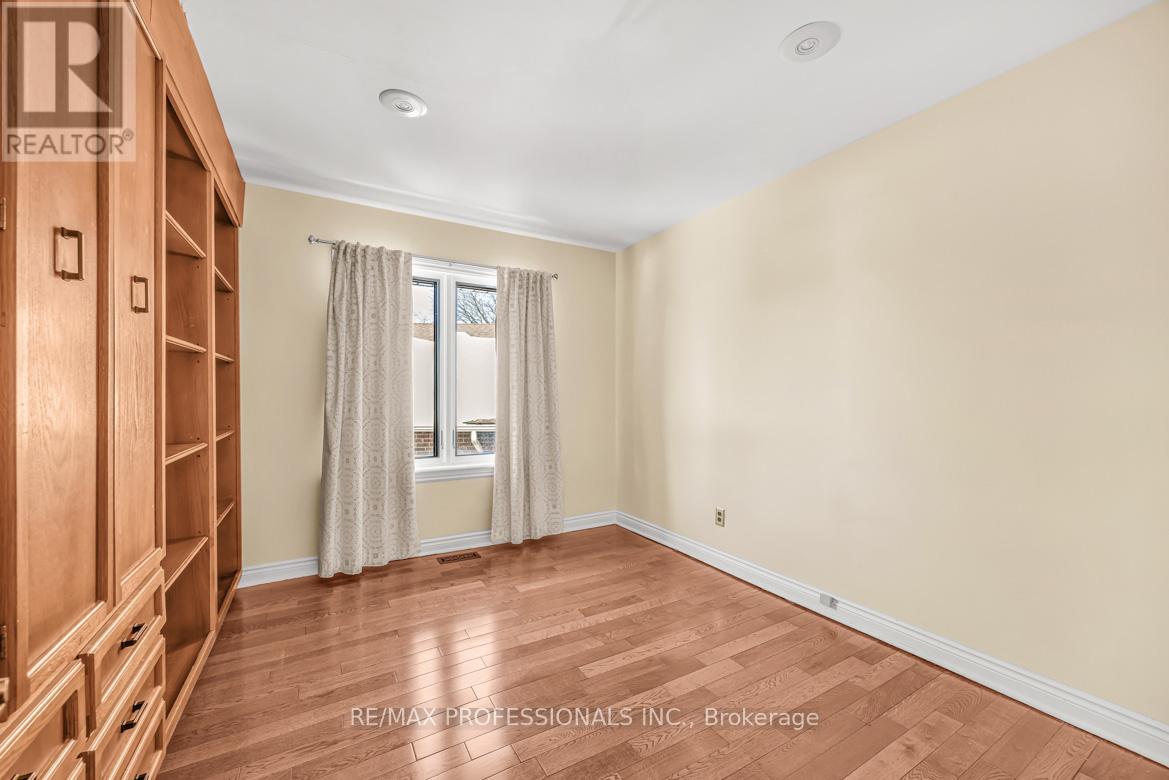 16 WOODPARK ROAD - 32
