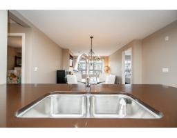 303 2950 King George Boulevard, Surrey, BC V4P0E5 Photo 8