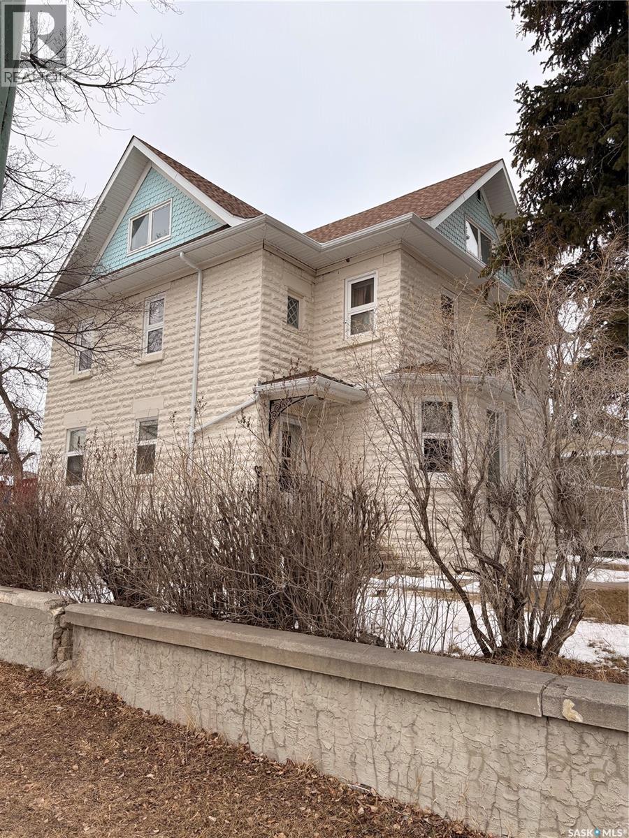 1102 Grafton AVENUE - Photo 2 of 25, Moose Jaw, Saskatchewan