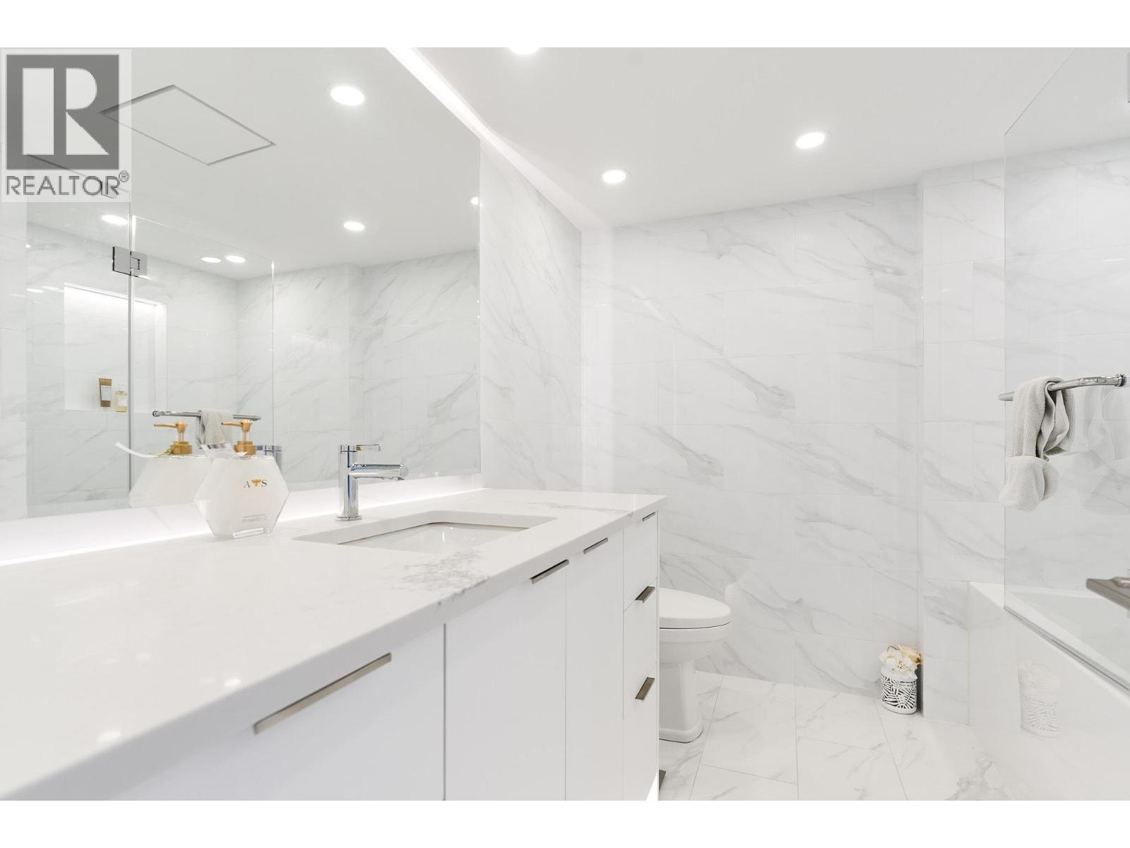 903 995 ROCHE POINT DRIVE, North Vancouver
