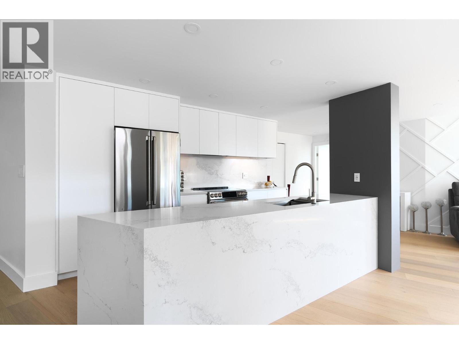 903 995 ROCHE POINT DRIVE, North Vancouver