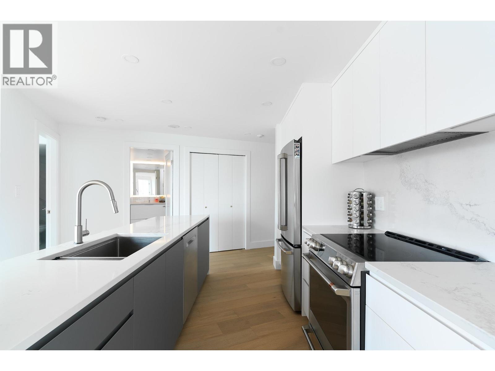 903 995 ROCHE POINT DRIVE, North Vancouver