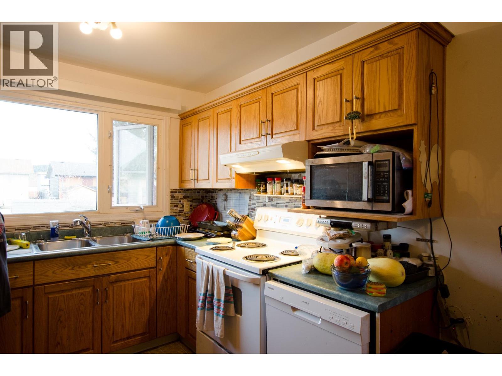 2212 VICTORIA STREET - 2