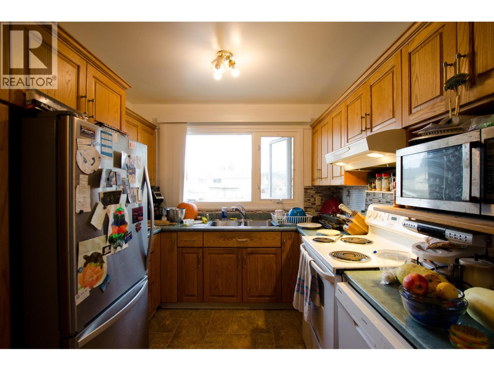 2212 VICTORIA STREET - 3