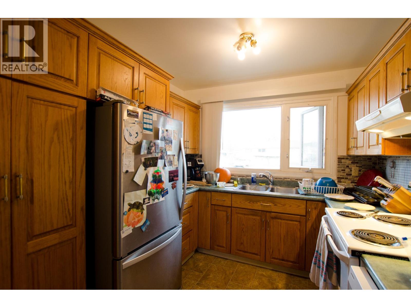 2212 VICTORIA STREET - 4